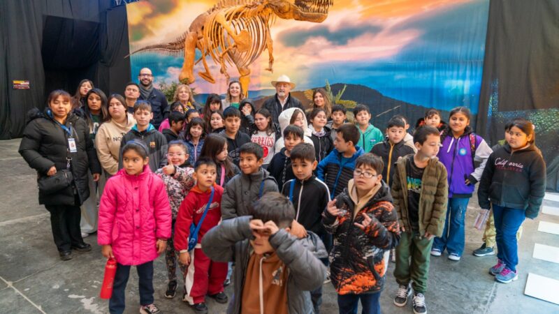 Niños que concurren a espacios municipales visitaron la muestra “Viven Dinosaurios”