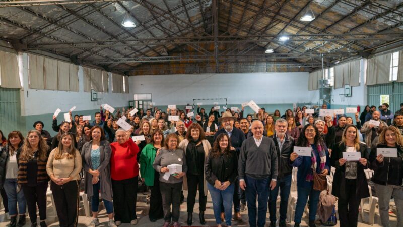 Othar encabezó la entrega de los aportes FAEM para 76 escuelas de Comodoro
