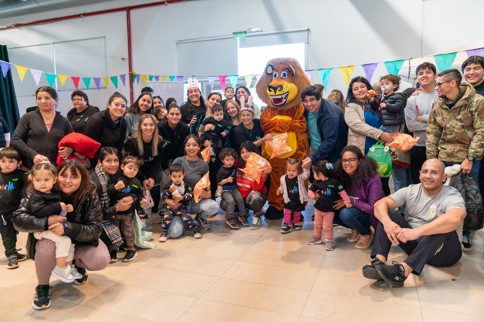 Más de 200 niños de los Jardines Maternales festejaron su día en el Centro Cultural