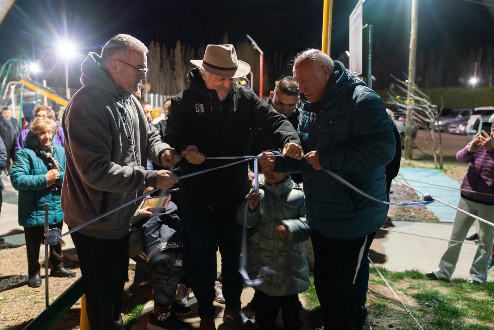 Othar acompañó la inauguración de la iluminación del Club Veteranos de Laprida