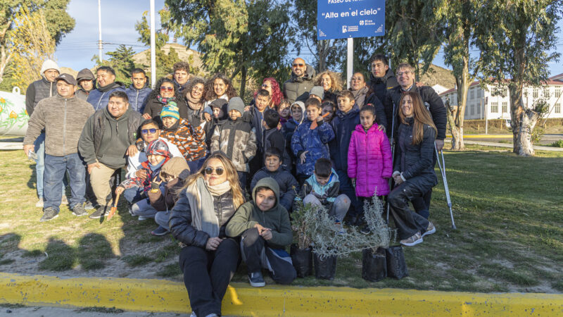 Alumnos de la Escuela Municipal junto a Abel Pintos plantaron árboles en el Parque de la Ciudad