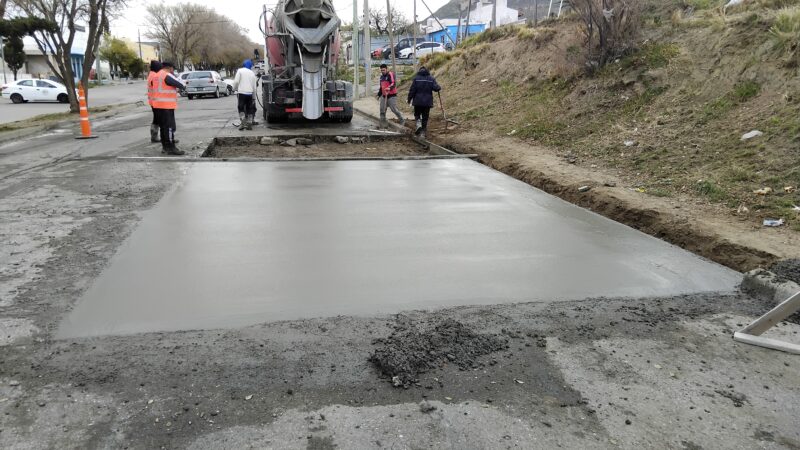 Prosigue el plan de reparación y mantenimiento de calzada en diferentes barrios de Comodoro