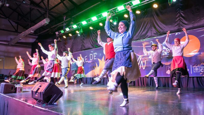 Con un gran marco de público, Comodoro celebró la noche de San Juan