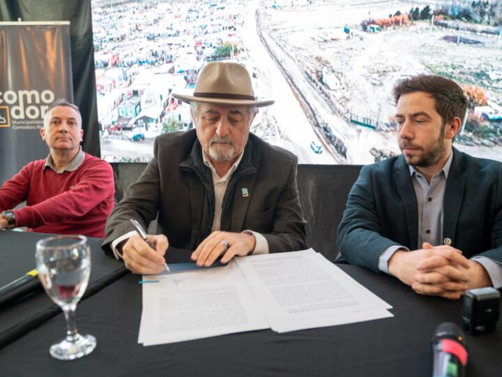Othar rubricó un convenio con la SCPL para construir el colector cloacal de la calle Concejal Ávila