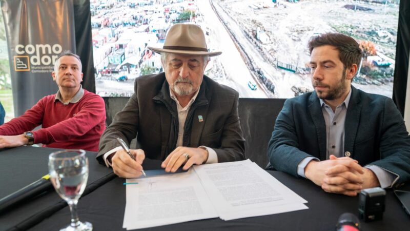 Othar rubricó un convenio con la SCPL para construir el colector cloacal de la calle Concejal Ávila