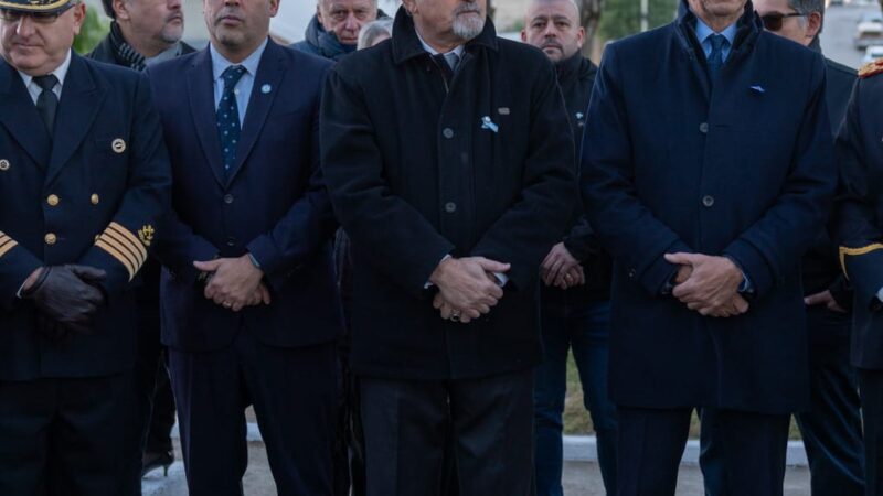 Othar encabezó el izamiento de la bandera y el acto militar por el Día de la Independencia