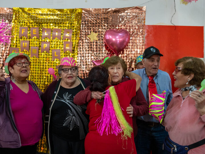 El grupo de Adultos Mayores AMO del barrio 30 de Octubre celebró los 90 años de una de sus fundadoras