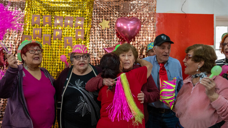 El grupo de Adultos Mayores AMO del barrio 30 de Octubre celebró los 90 años de una de sus fundadoras