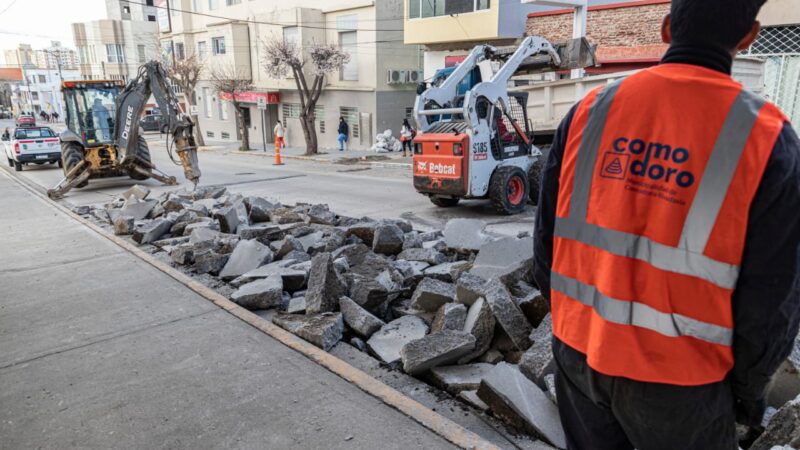 El plan de reparación y mantenimiento de calles comenzó a trabajar en la avenida Rivadavia