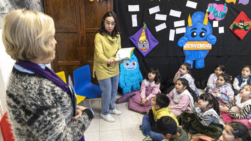 El grupo de Abuelas Leecuentos participa activamente en la Feria del Libro