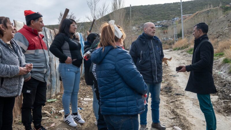 Gómez recorrió un sector de barrio La Floresta para avanzar en arreglos de calles, iluminación y servicios