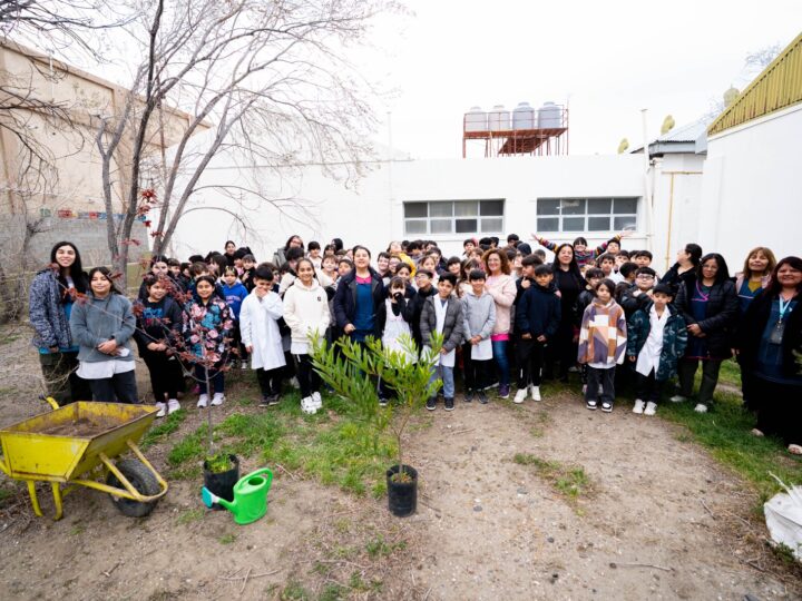 En el Día del Árbol, alumnos de la Escuela N° 126 plantaron distintas especies para generar conciencia