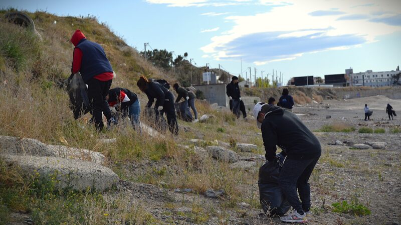 Más de 50 adolescentes y jóvenes participaron de una jornada de limpieza en las playas de Km3
