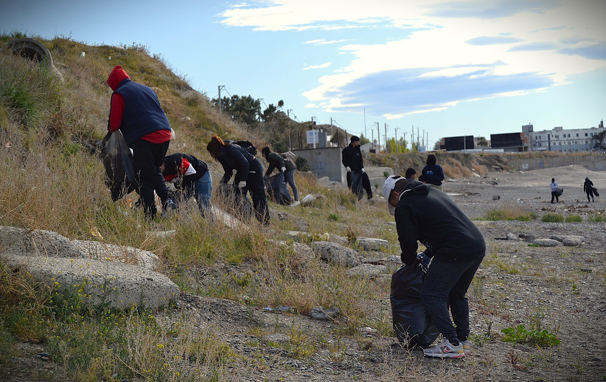 Más de 50 adolescentes y jóvenes participaron de una jornada de limpieza en las playas de Km3