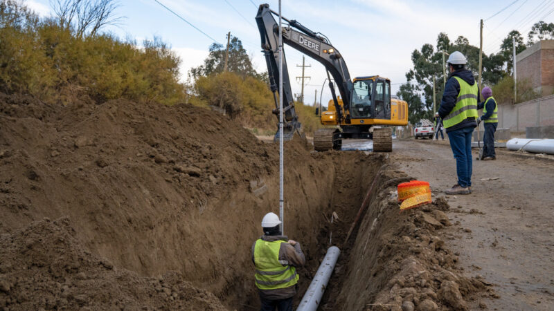 Con fondos propios, la Municipalidad culminó el colector cloacal de la calle 748