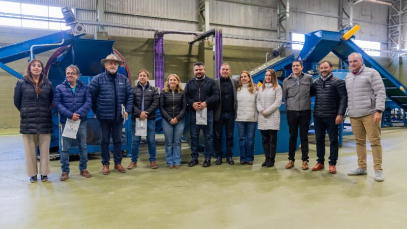 Othar visitó la planta de reciclaje de caucho en Caleta Olivia