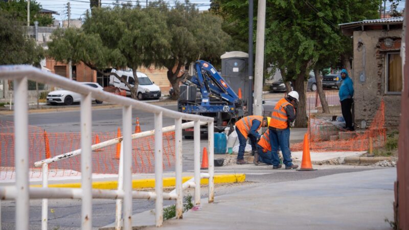 Con la construcción de cruces seguros y accesibles, se busca mejorar y ordenar el tránsito vehicular en la Avenida Estados Unidos