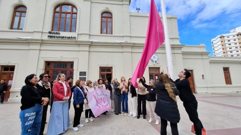 El Municipio acompañó el izamiento de la bandera rosa símbolo de la lucha contra el cáncer de mamas
