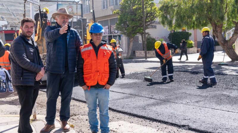 Othar supervisó los trabajos de reparación de calzada en barrio Centro