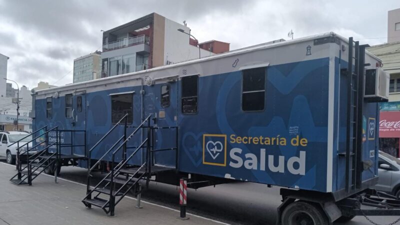 El tráiler de salud comienza con las atenciones en el Centro luego de concluir su estadía en km. 17
