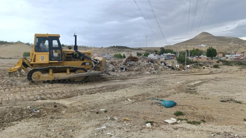 El Municipio saneó una escombrera clandestina detrás del arroyo Belgrano