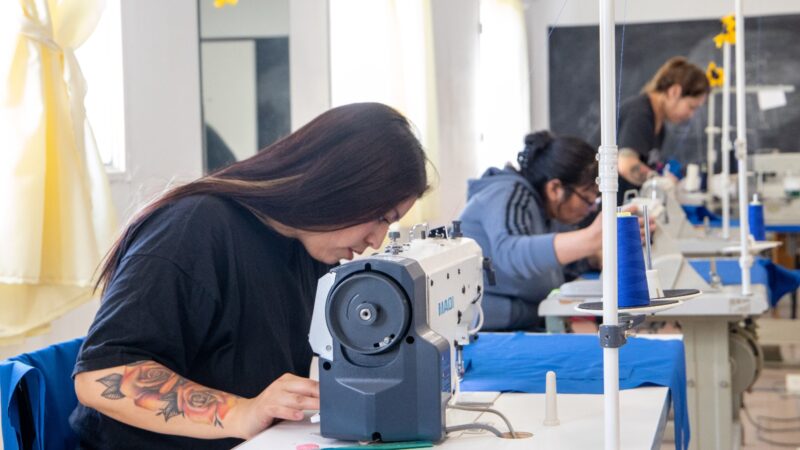 El Centro de Promoción Laboral fortalece la confección de indumentaria para el personal municipal