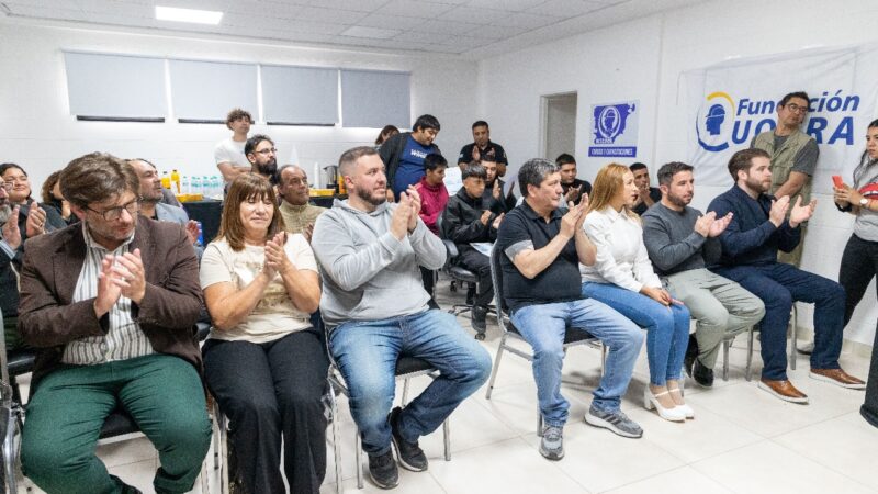 Se concretó la entrega de certificados de capacitación en máquinas viales para hombres y mujeres