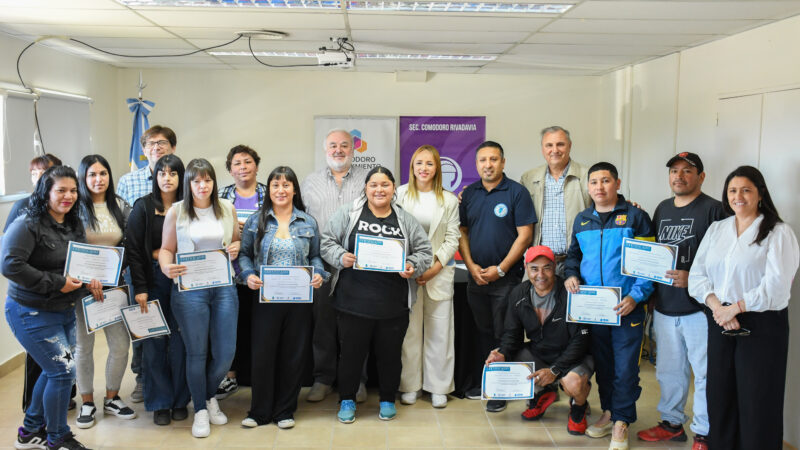 Comodoro Conocimiento y UOCRA entregaron certificaciones en colocación de adoquines