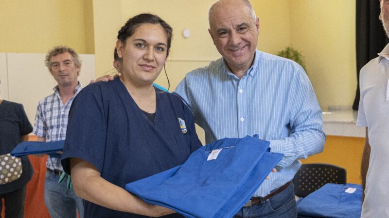 El Municipio entregó indumentaria confeccionada en el CPL para diversas áreas de trabajo