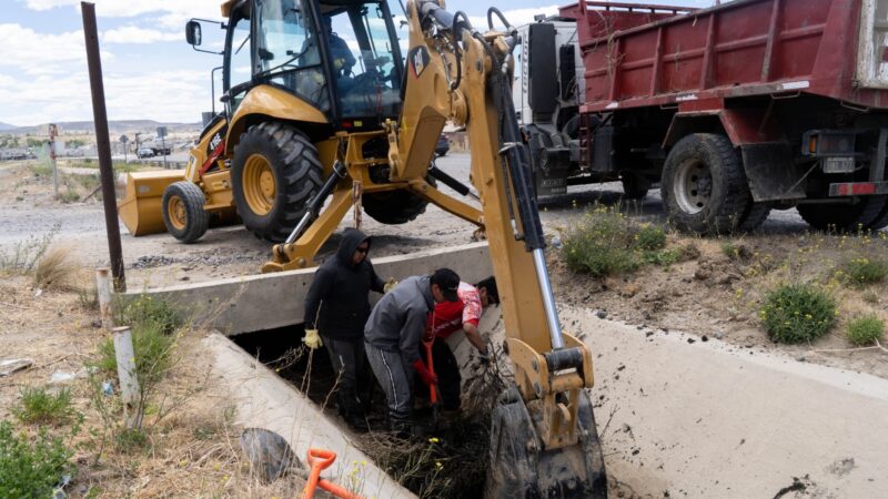 Iniciaron los trabajos de limpieza en el pluvial ubicado a la vera de la Ruta 3