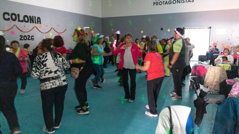 El primer grupo de adultos mayores cerró las Colonias de Verano con una fiesta flúor