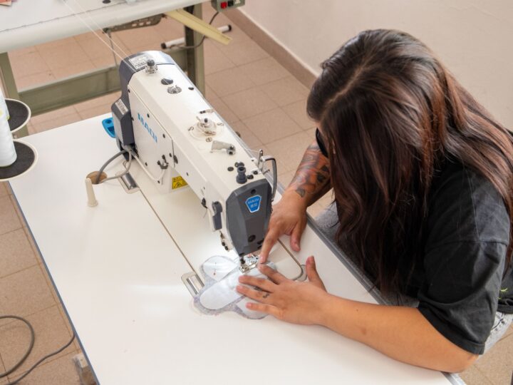 El Centro de Promoción Laboral continúa con la confección y entrega de indumentaria a distintos espacios