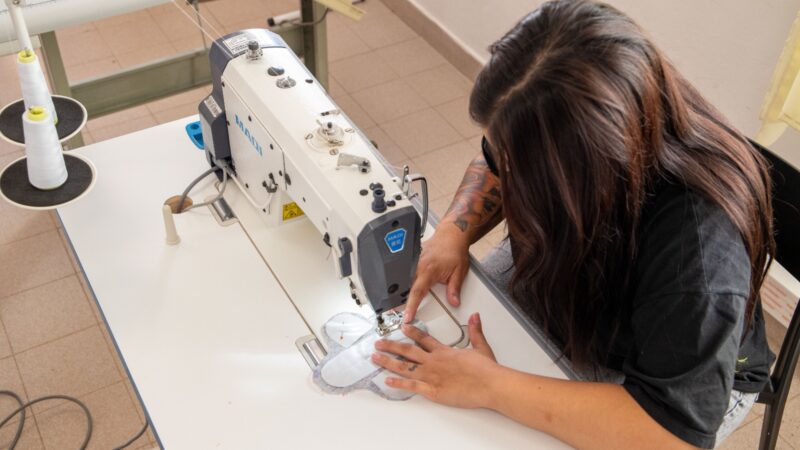 El Centro de Promoción Laboral continúa con la confección y entrega de indumentaria a distintos espacios