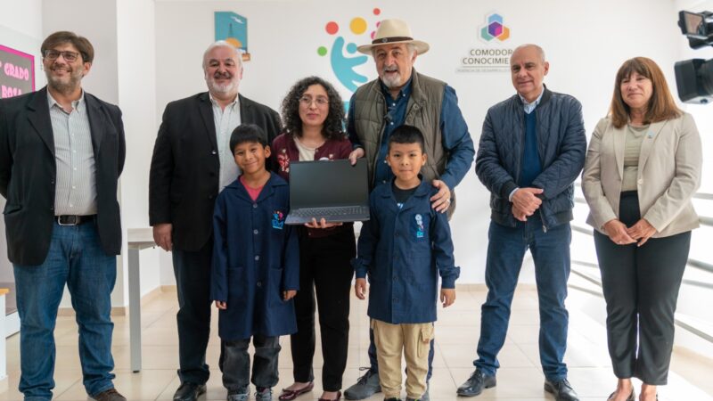 Othar entregó notebooks a la Escuela Municipal N° 2006