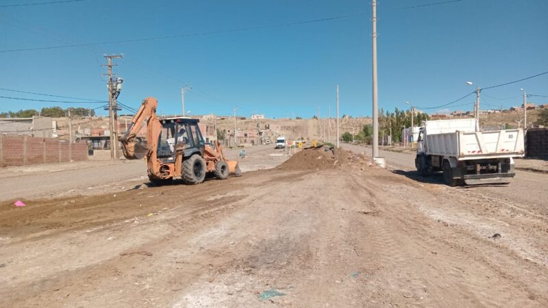Avanza el plan de mantenimiento vial en calles y caminos de acceso a los barrios de la ciudad