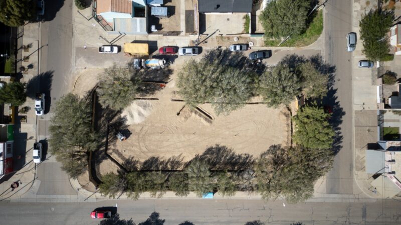 Con la reconstrucción de la vereda y el replanteo del terreno avanza la remodelación de la Plaza Integradora Andalucía