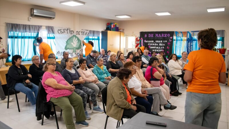 Adultos mayores participaron de una propuesta de Cine-Debate en el marco del Día de la Mujer