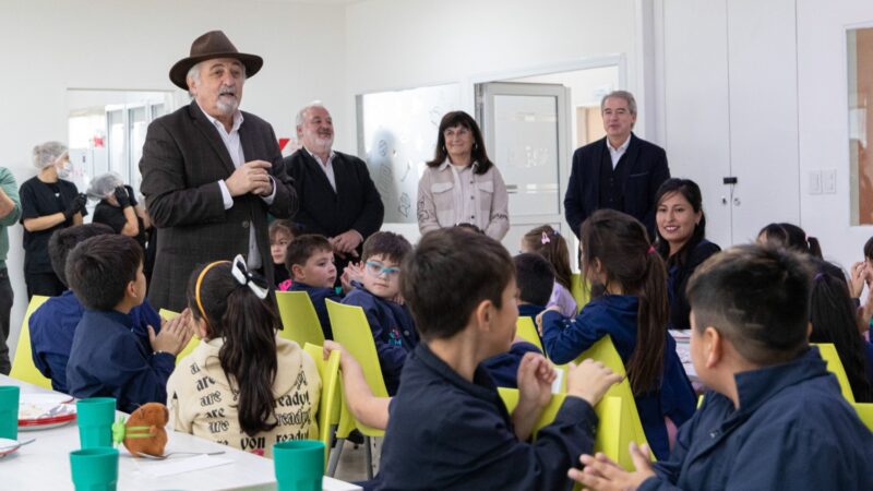 Othar visitó la Escuela Municipal y compartió un almuerzo con alumnos y personal de la institución