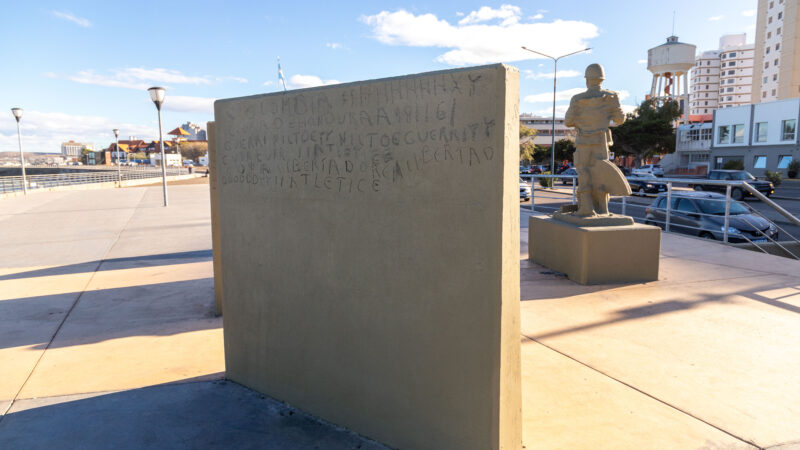 El Municipio repudió la vandalización del monumento al Soldado Mario Almonacid y solicita la colaboración de la comunidad