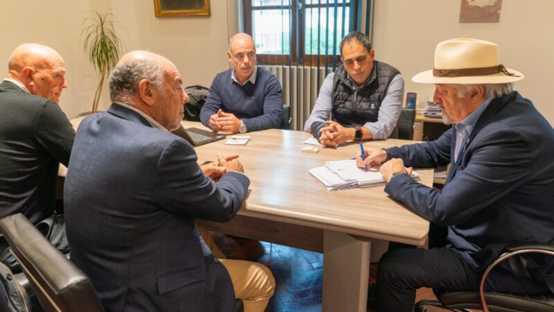 Presentaron al intendente un proyecto local de cría y producción de salmón