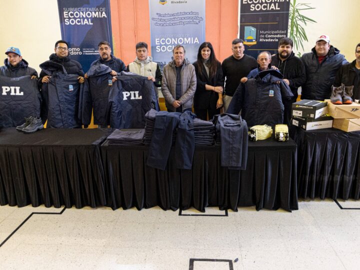 El Municipio entregó indumentaria confeccionada por el Centro de Promoción Laboral a integrantes de cuadrillas