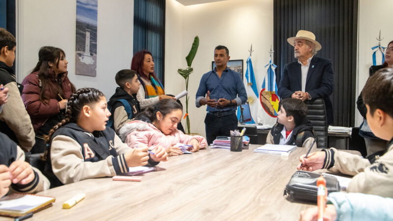 El intendente recibió a estudiantes de la Escuela N°198