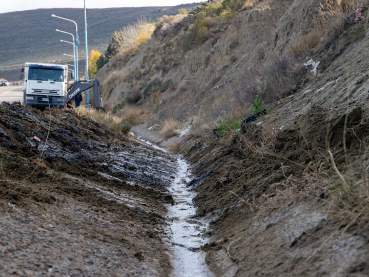 Continúa el saneamiento de canales evacuadores en la ciudad