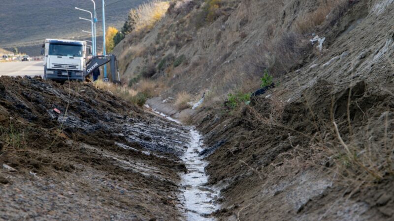 Continúa el saneamiento de canales evacuadores en la ciudad