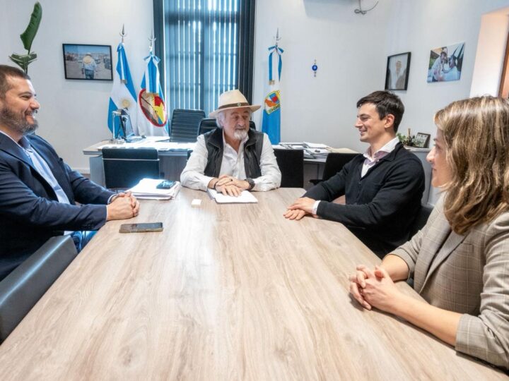 Representantes de PECOM presentaron al intendente su plan de trabajo tras el anuncio de su arribo a Manantiales Behr