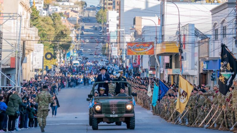 Macharashvili presidio el tradicional desfile por el Día de la Patria ante una gran convocatoria