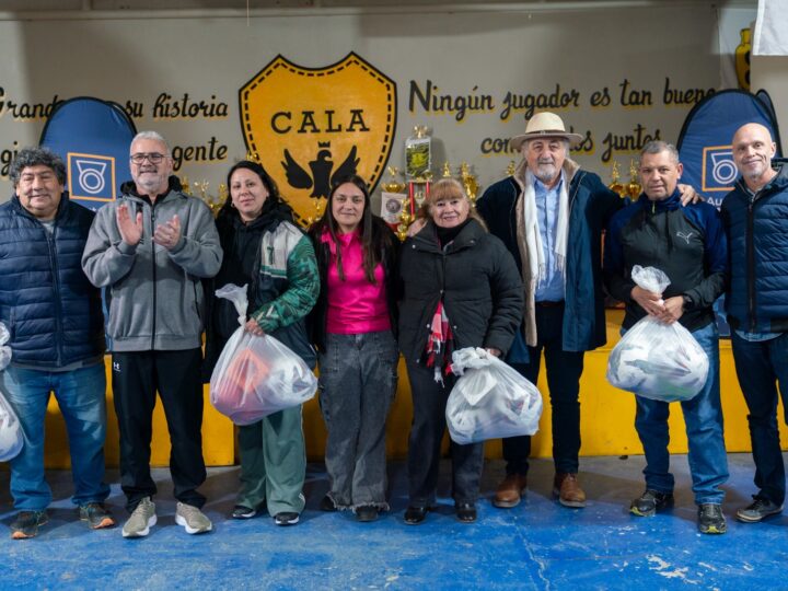 El Municipio entregó equipamiento deportivo y becas a clubes de la Asociación Costa Austral