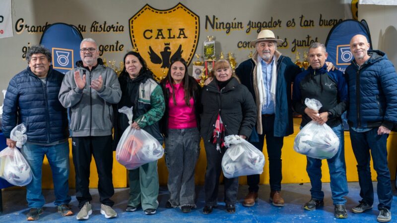 El Municipio entregó equipamiento deportivo y becas a clubes de la Asociación Costa Austral