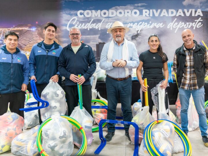 El intendente entregó equipamiento a las escuelas deportivas municipales