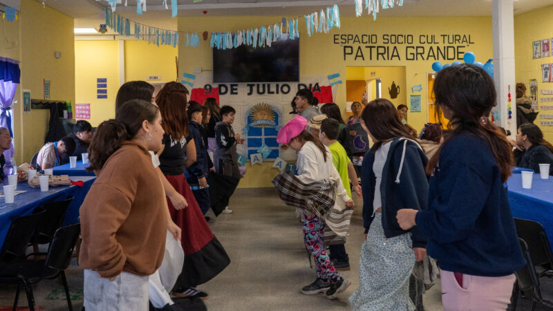 Comodoro conmemoró los festejos por el Día de la Independencia en espacios comunitarios